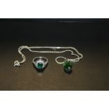 A STERLING SILVER DRESS RING AND NECKLACE SET WITH GREEN STONES