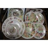 A TRAY OF ASSORTED CABINET PLATES TO INCLUDE ROYAL ALBERT, BEATRIX POTTER ETC