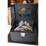 A JEWELLERY BOX AND CONTENTS TO INCLUDE NECKLACES, BRACELETS ETC