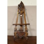 A SMALL CARVED MAHOGANY REPRODUCTION EASEL, H 102 CM