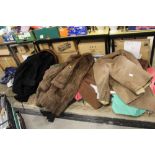 A QUANTITY OF VINTAGE AND RETRO CLOTHING AND ACCESSORIES TO INCLUDE A FUR COAT, HANDBAGS, DRESSES