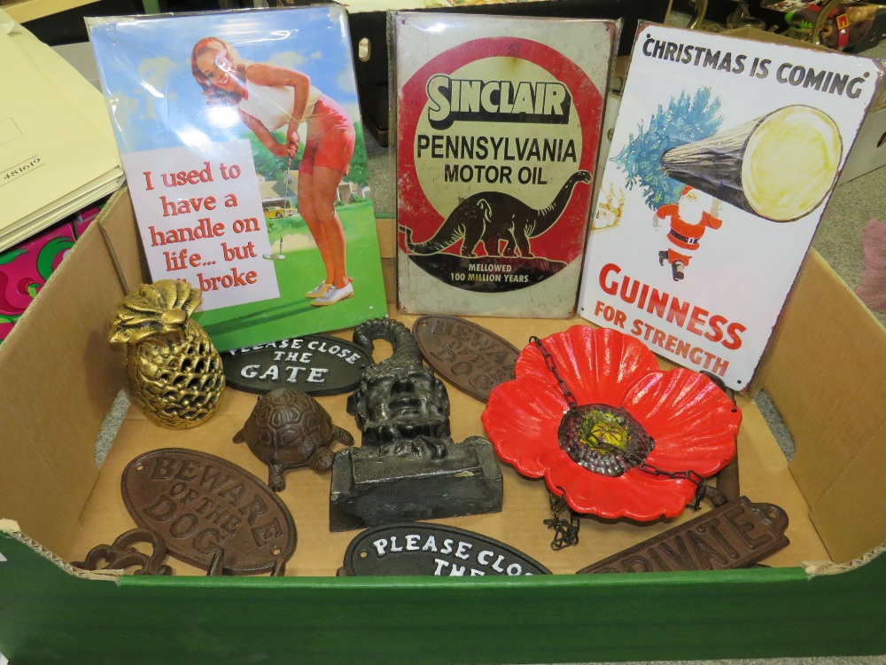 A TRAY OF MODERN REPRODUCTION METALWARE TO INCLUDE CAST METAL PLAQUES, MR PUNCH DOORSTOP ETC
