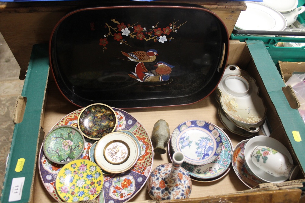 A TRAY OF ORIENTAL CERAMICS ETC. TO INCLUDE CLOISONNE EXAMPLES, SPECIMEN VASE, SERVING TRAY ETC.