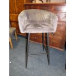 A MODERN UPHOLSTERED GREY BAR STOOL