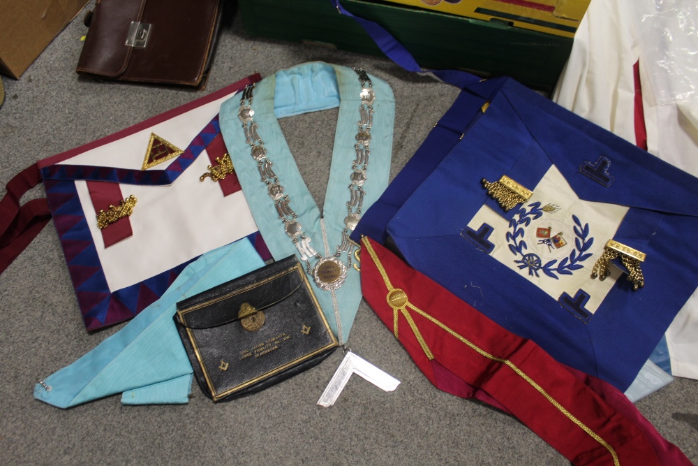 A COLLECTION OF LEATHER CARRY CASES, MOSTLY FROM MASONIC REGALIA BACKGROUND TOGETHER WITH TWO TRAYS - Bild 4 aus 4