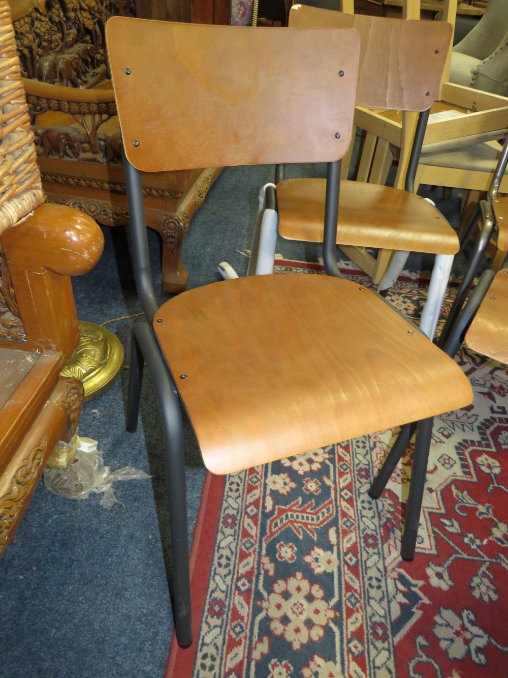 A SET OF FOUR INDUSTRIAL STYLE METAL AND PLY CHAIRS - Bild 2 aus 7