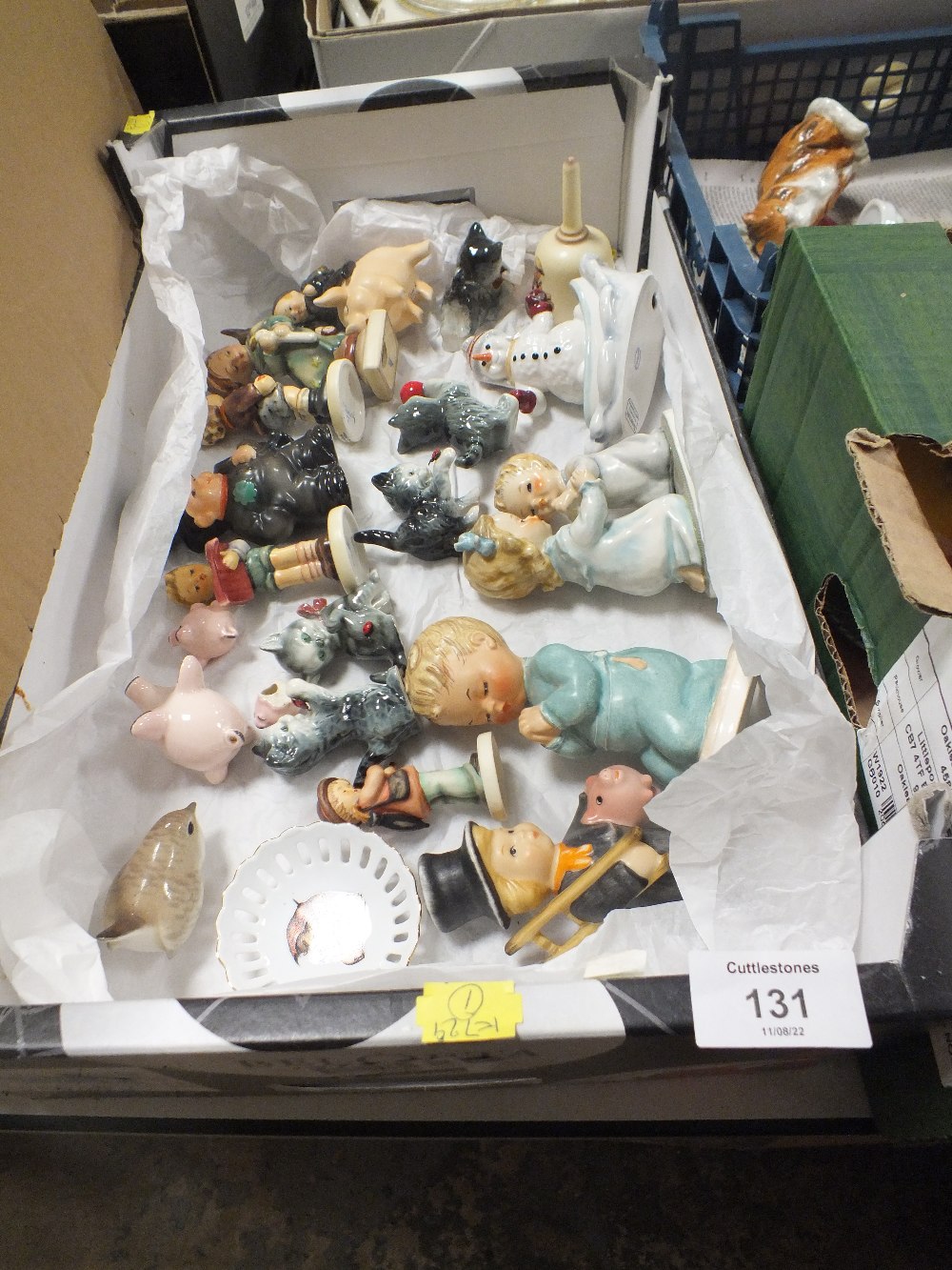 A SMALL TRAY OF GOEBEL FIGURES, ANIMAL FIGURES ETC