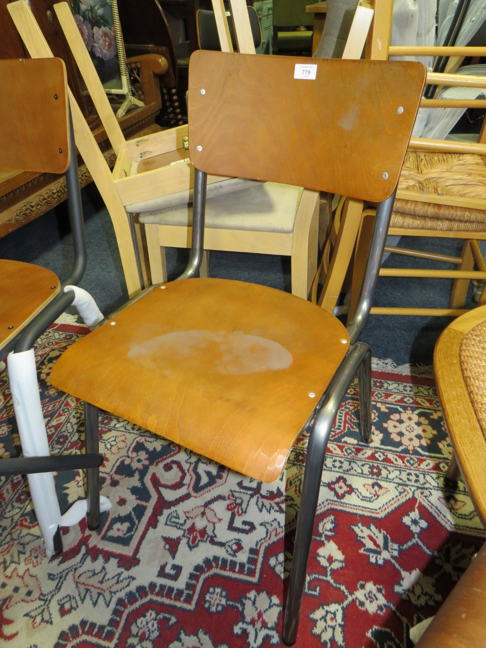 A SET OF FOUR INDUSTRIAL STYLE METAL AND PLY CHAIRS - Bild 4 aus 7