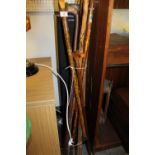 A COLLECTION OF VINTAGE WOODEN WALKING STICKS TO INCLUDE A BRASS TOPPED EXAMPLE