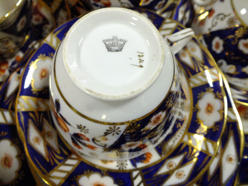 AN IMARI STYLE PART TEA SET WITH CROWN BACK STAMP TO INCLUDE TRIOS - Bild 2 aus 2