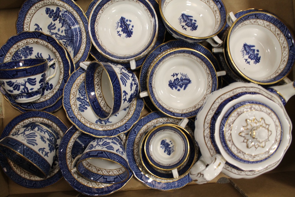 TWO TRAYS OF BLUE AND WHITE WILLOW PATTERN CHINA TO INCLUDE TEA AND COFFEE POTS - Bild 2 aus 4