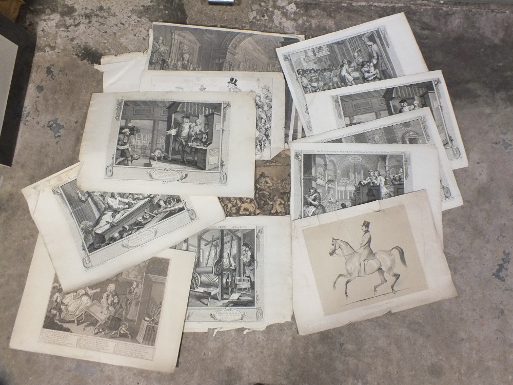 A TRAY OF UNFRAMED ANTIQUE ENGRAVINGS ETC TO INCLUDE STREET SCENES, INTERIOR SCENES, PORTRAITS ETC - Bild 2 aus 4