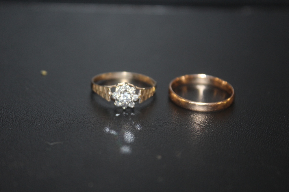 A 9 CARAT GOLD DIAMOND CLUSTER RING APPROX WEIGHT 1.5G, TOGETHER WITH AN 18CT GOLD WEDDING BAND