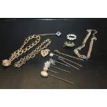 A BAG OF ASSORTED VINTAGE JEWELLERY TO INCLUDE STICK PINS, YELLOW METAL BRACELETS ETC.