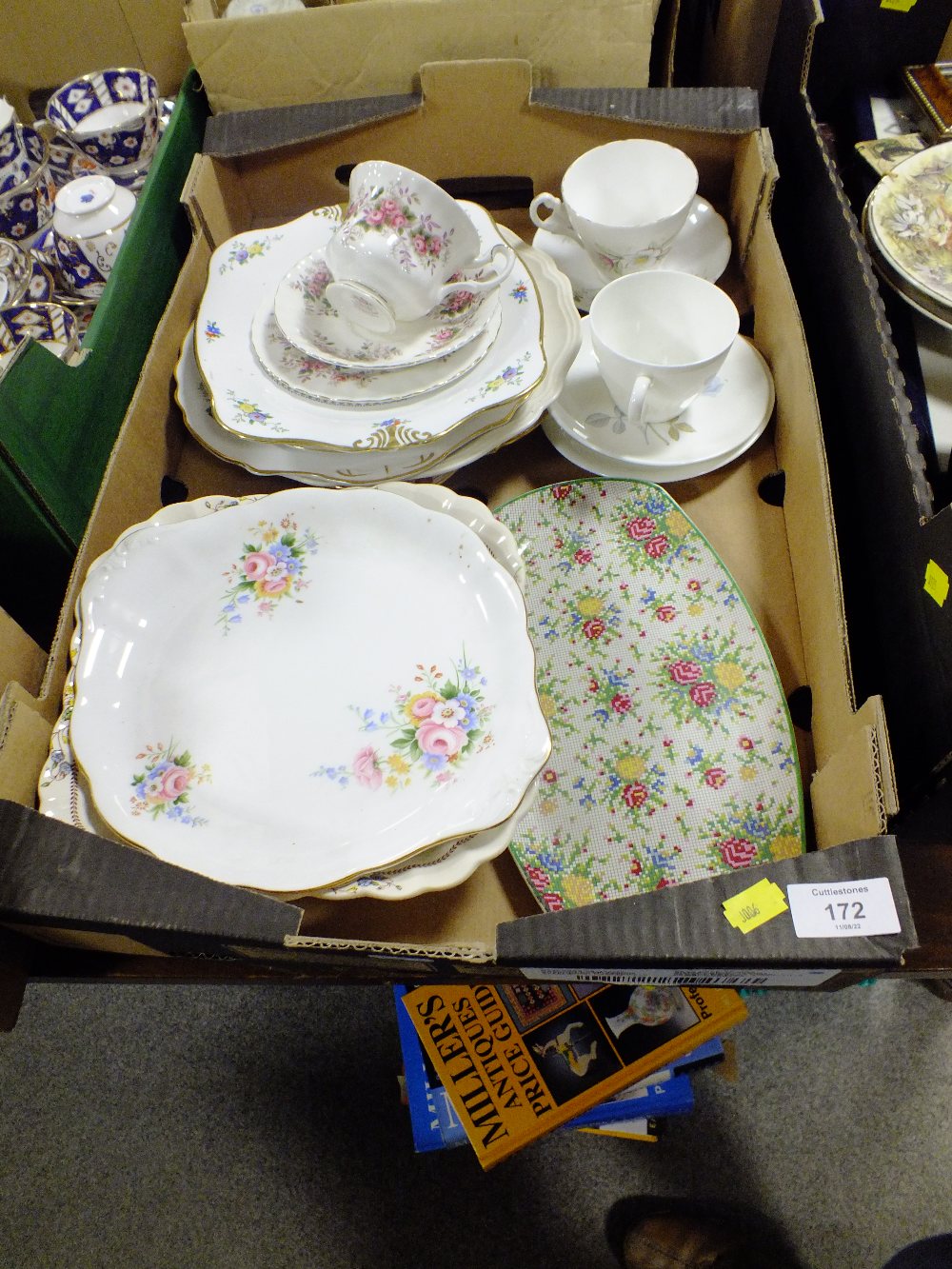 A TRAY OF ASSORTED CHINA TO INCLUDE ROYAL ALBERT AND WEDGWOOD EXAMPLES