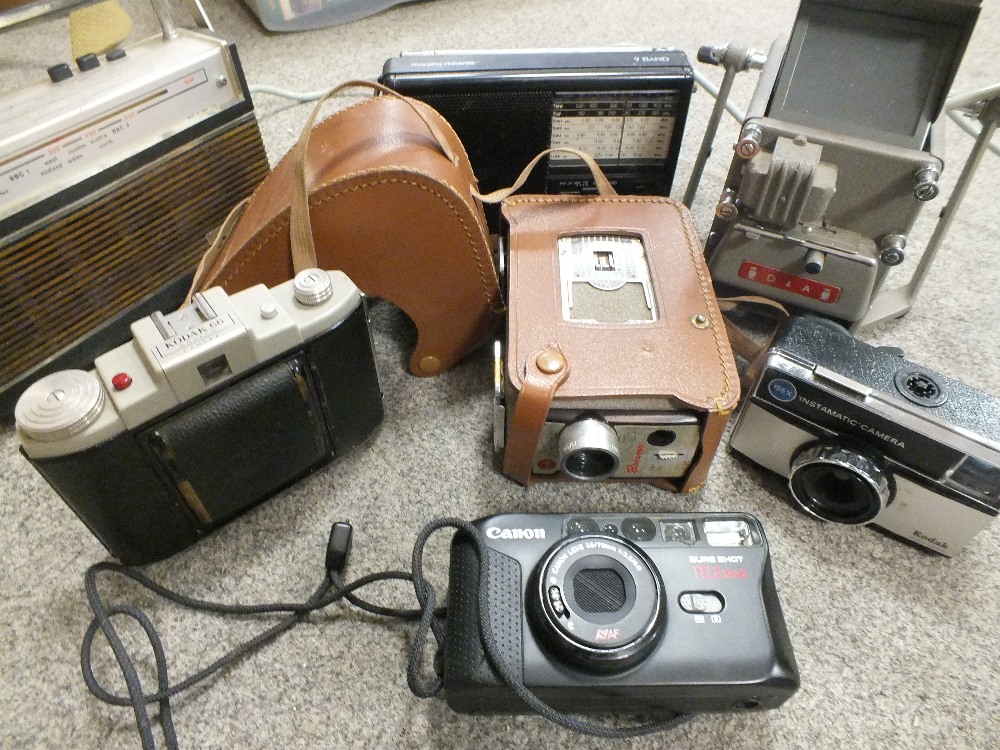 A TRAY OF COLLECTABLES TO INCLUDE CAMERAS, BINOCULARS, PEWTER ETC - Bild 2 aus 2