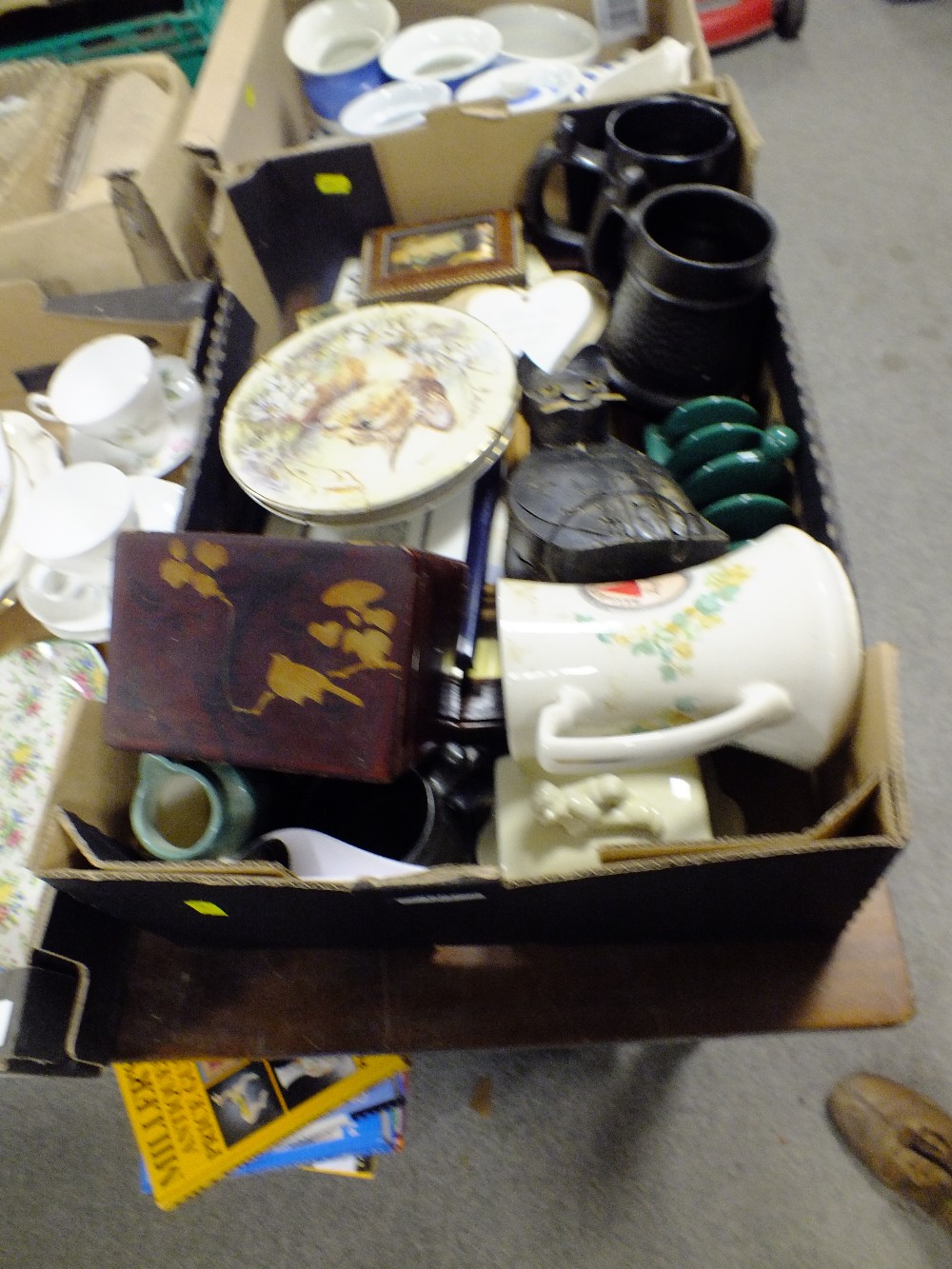 A TRAY OF COLLECTABLES TO INCLUDE AN ORIENTAL LACQUERWARE JEWELLERY BOX ETC