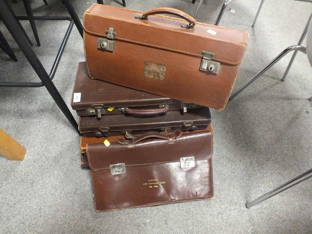 A COLLECTION OF LEATHER CARRY CASES, MOSTLY FROM MASONIC REGALIA BACKGROUND TOGETHER WITH TWO TRAYS - Bild 2 aus 4
