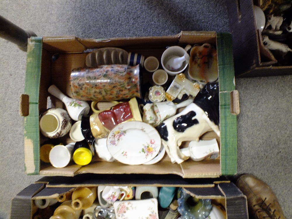 TWO TRAYS OF ASSORTED CERAMICS TO INCLUDE A ROYAL CROWN DERBY SIDE PLATE, STONEWARE BOTTLES ETC - Bild 2 aus 4