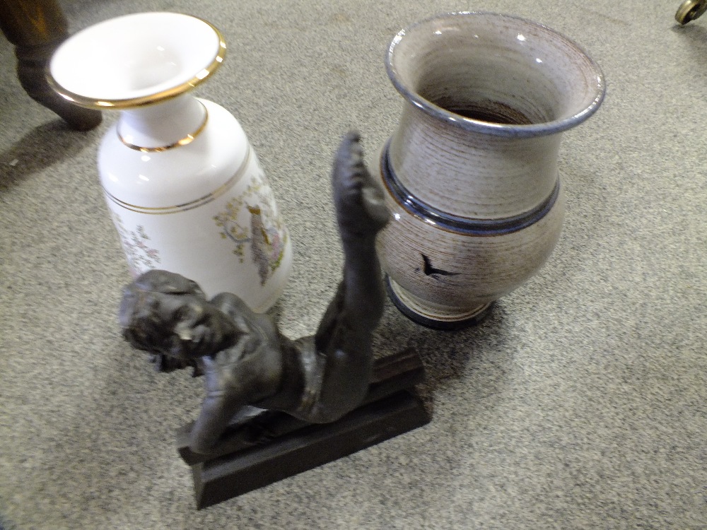 TWO TRAYS OF ASSORTED CERAMICS TO INCLUDE A ROYAL CROWN DERBY SIDE PLATE, STONEWARE BOTTLES ETC - Bild 4 aus 4