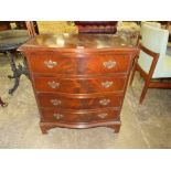 A REPRODUCTION MAHOGANY SERPENTINE FRONTED FOUR DRAWER CHEST H-77 W-70 CM