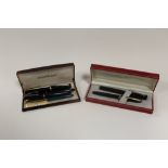 A COLLECTION OF VINTAGE FOUNTAIN PENS TO INCLUDE SHEAFFER EXAMPLES, PARKER ETC - SOME HAVING 14K