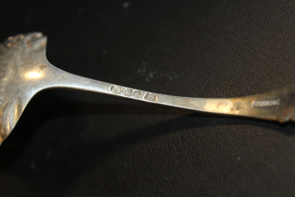 A HALLMARKED SILVER SIFTER SPOON - Bild 3 aus 3