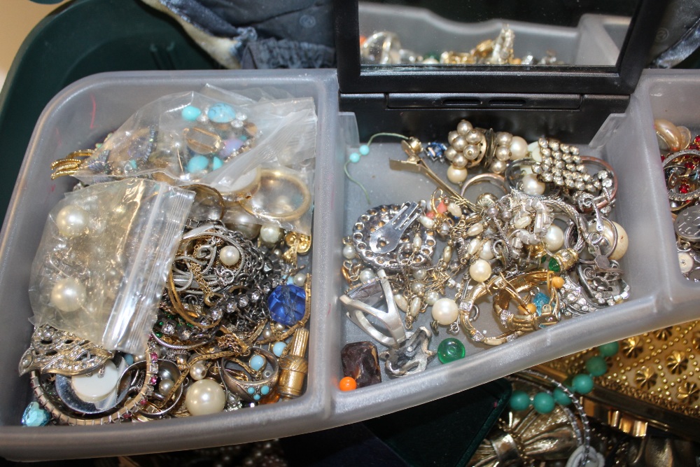 A HARD CASE CONTAINING A QUANTITY OF COSTUME JEWELLERY TO INCLUDE SILVER EXAMPLES - Bild 2 aus 6