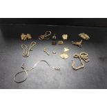 A BAG OF ASSORTED GOLD AND YELLOW METAL JEWELLERY TO INCLUDE A PAIR OF 14KT GOLD EARRINGS, 9CT