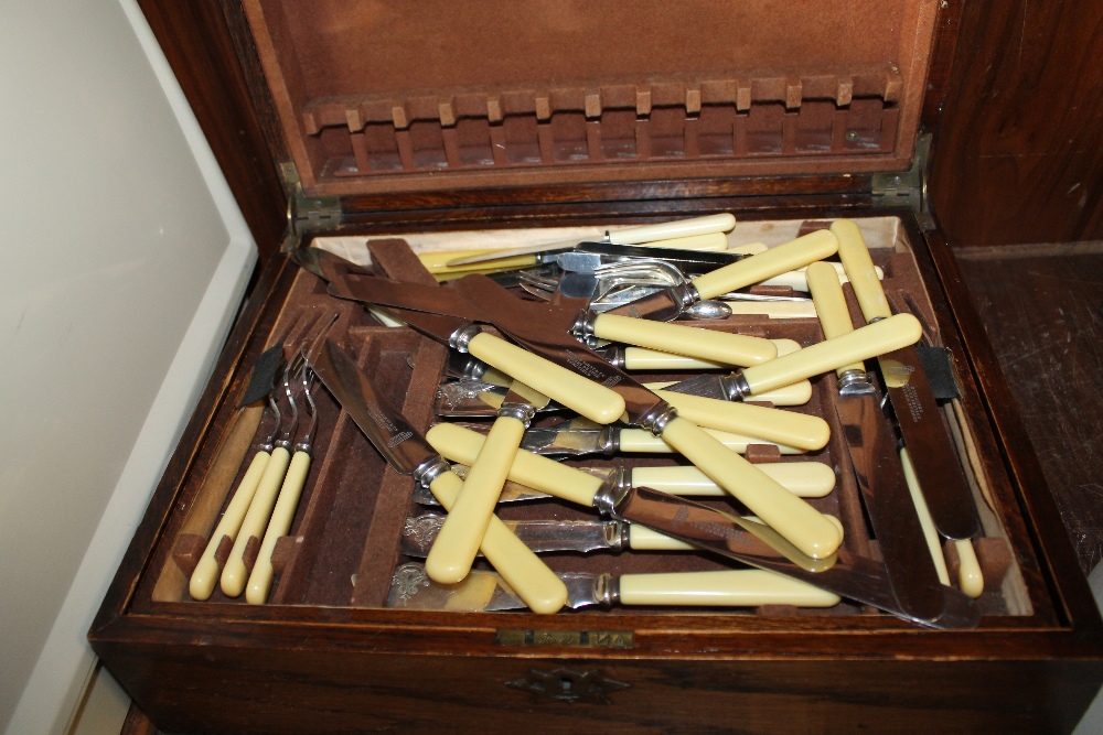 AN OAK CASED CANTEEN OF CUTLERY (CONTENTS NOT CHECKED) - Bild 2 aus 2