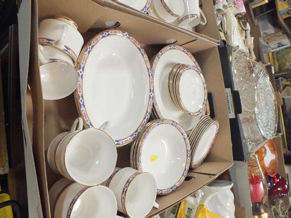 TWO TRAYS OF ROYAL ALBERT PARAGON HYDE PARK CHINA TO INCLUDE TEAPOT, TRIOS ETC - Bild 2 aus 4