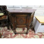A SMALL REPRODUCTION CARVED OAK CREDENCE STYLE CUPBOARD H-71 W-81 CM