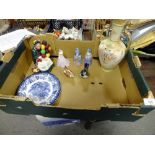 A TRAY OF CERAMICS TO INCLUDE A ROYAL DOULTON BALLOON SELLER FIGURE, ROYAL CROWN DERBY WREN WITH