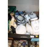 A TRAY OF ASSORTED CERAMICS AND CHINA TO INCLUDE MILITARY COMMEMORATIVE MUGS A/F, WEDGWOOD