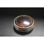 A HALLMARKED SILVER AND INLAID TORTOISE SHELL CIRCULAR PATCH BOX - DIA 5 CM