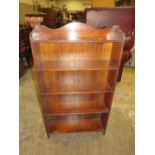 A SMALL OAK 1930,S BOOKCASE W-61 CM