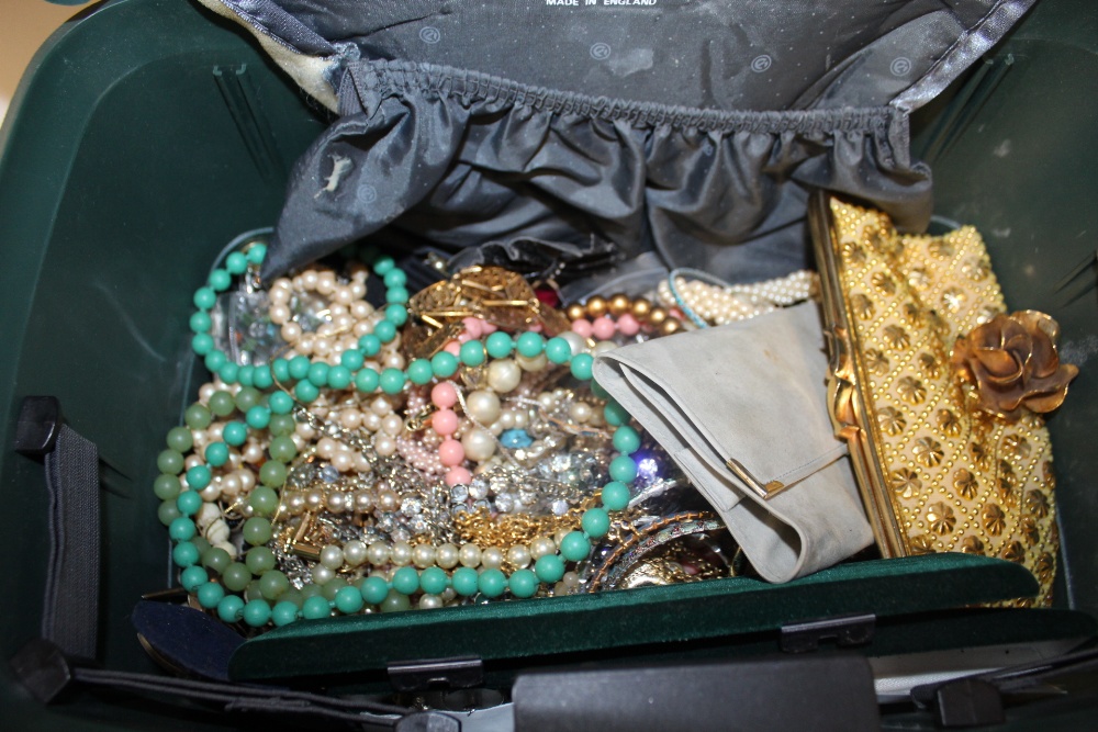 A HARD CASE CONTAINING A QUANTITY OF COSTUME JEWELLERY TO INCLUDE SILVER EXAMPLES - Bild 4 aus 6