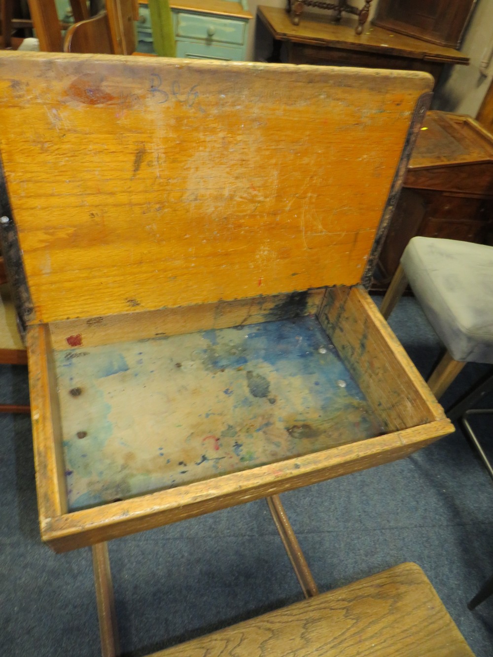A VINTAGE CHILDS SCHOOL DESK AND JOINED CHAIR - Image 4 of 5