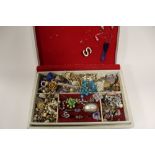 A VINTAGE JEWELLERY BOX CONTAINING COSTUME JEWELLERY - BOX LID LOOSE