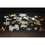 A QUANTITY OF ASSORTED VINTAGE BROOCHES AND OTHER JEWELLERY TO INCLUDE A LARGE YELLOW METAL AND