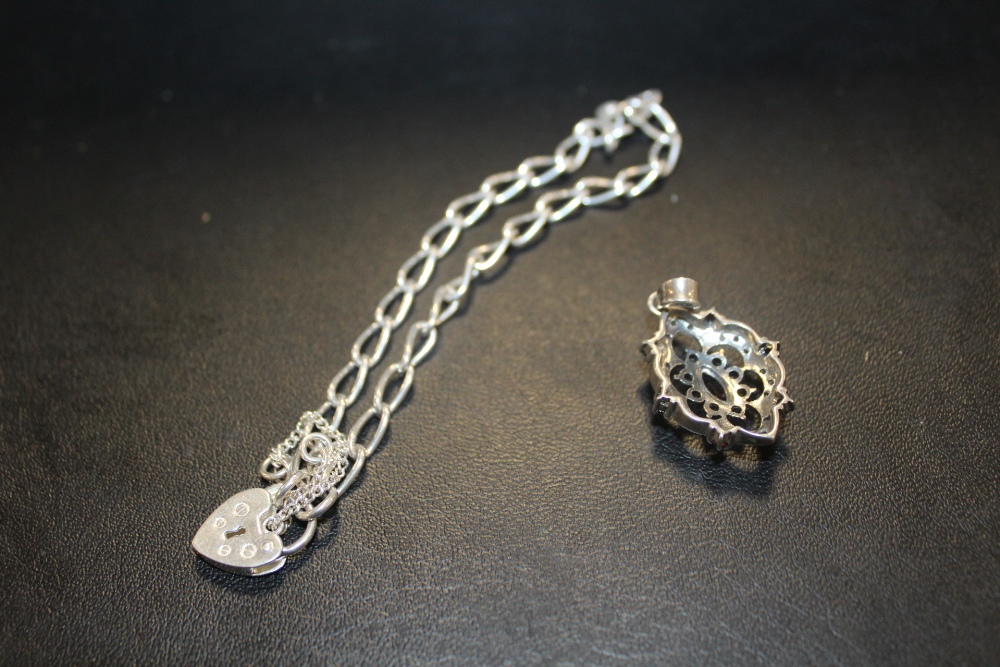 A STERLING SILVER BRACELET WITH HEART LOCK TOGETHER WITH A SILVER AND GARNET PENDANT (2) - Bild 2 aus 2