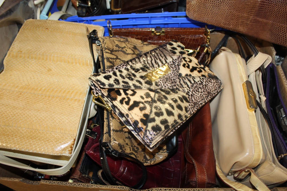 TWO TRAYS OF LADIES HANDBAGS TO INCLUDE LEATHER AND SNAKESKIN EFFECT EXAMPLES - Bild 2 aus 3