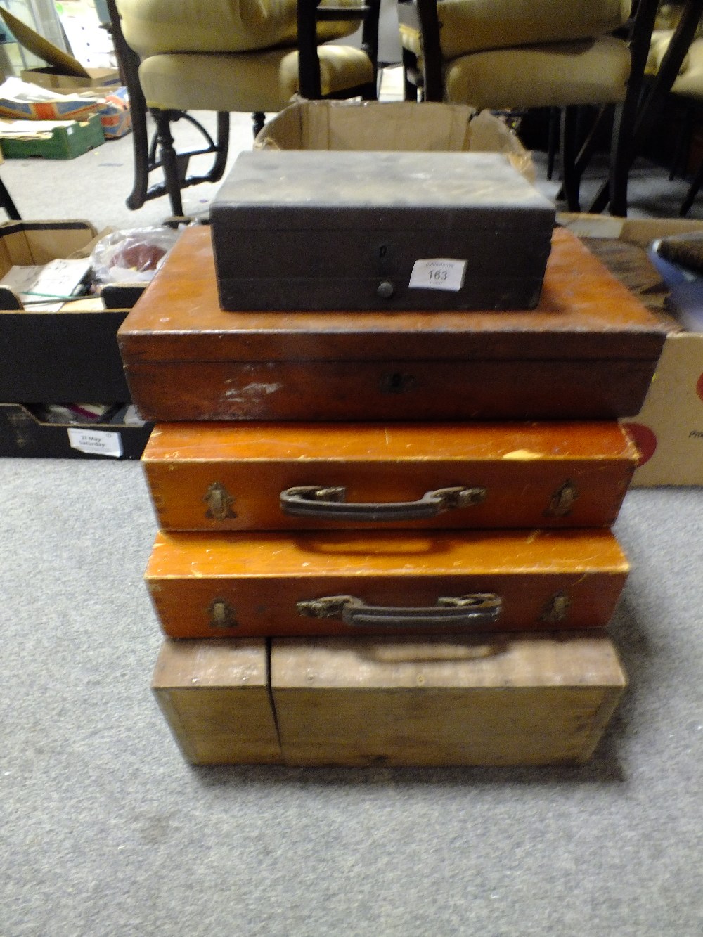 A QUANTITY OF WOODEN LIDDED BOXES TO INCLUDE AN ARTISTS BOX - Bild 2 aus 2