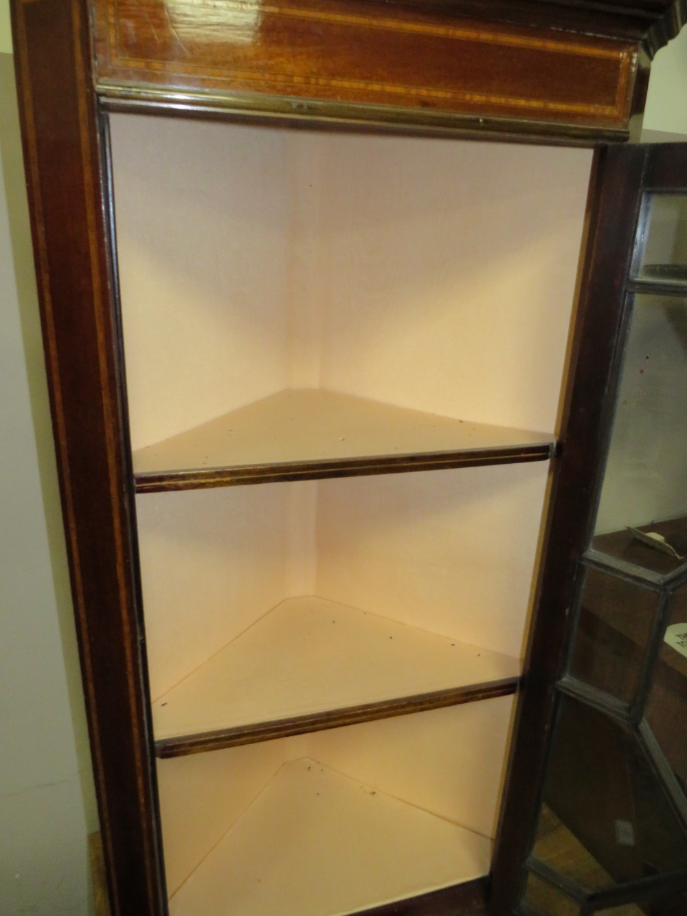 AN EDWARDIAN MAHOGANY INLAID GLAZED HANGING CORNER CABINET - Bild 3 aus 3