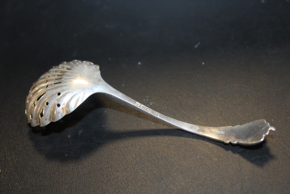 A HALLMARKED SILVER SIFTER SPOON - Bild 2 aus 3