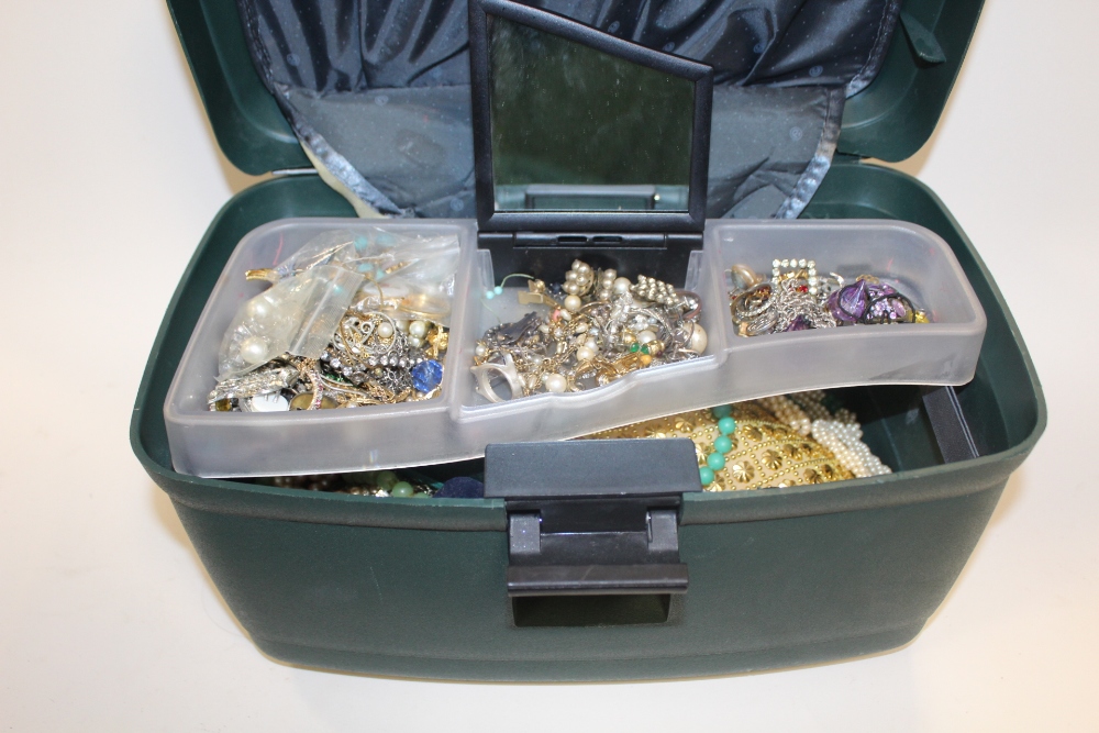 A HARD CASE CONTAINING A QUANTITY OF COSTUME JEWELLERY TO INCLUDE SILVER EXAMPLES