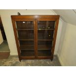A 20TH CENTURY OAK GLAZED TWO DOOR CHINA CABINET W-108 CM (FOOT DETACHED)
