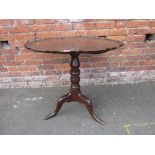 A 19TH CENTURY OAK TRIPOD TABLE IN THE CHIPPENDALE STYLE H-71 DIA.-76 CM