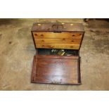 A WOODEN THREE DRAWER ENGINEERS TOOLBOX & CONTENTS TO INCLUDE A SELECTION OF FILES ETC