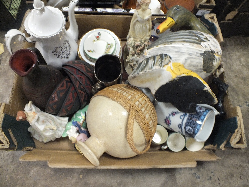 TWO TRAYS OF ASSORTED CERAMICS TO INCLUDE TUBE LINED TILES, COFFEE POT ETC - Bild 3 aus 3